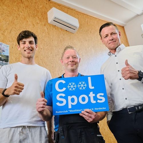 Drei Personen bei der Übergabe